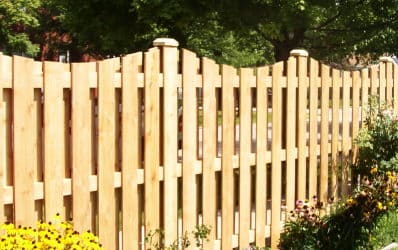 Установленный забор из деревянного штакетника