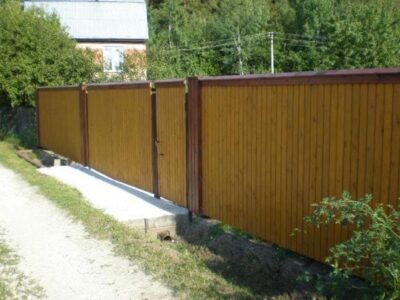 Забор из профнастила с деревянным штакетником