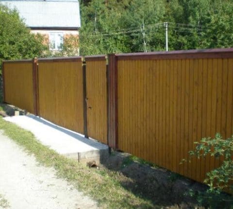 Забор из профнастила с деревянным штакетником