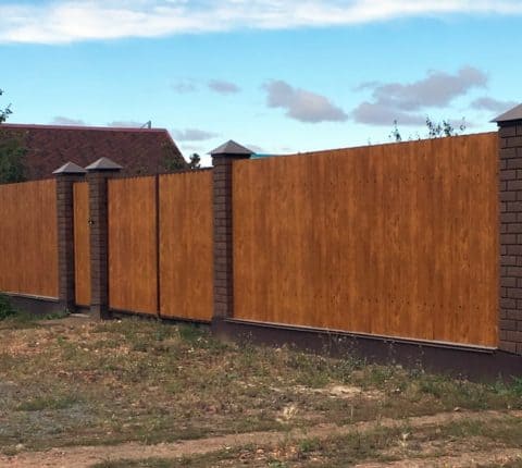 Тёмный забор из профнастила и кирпича, сделанный в ЭталонСтрой