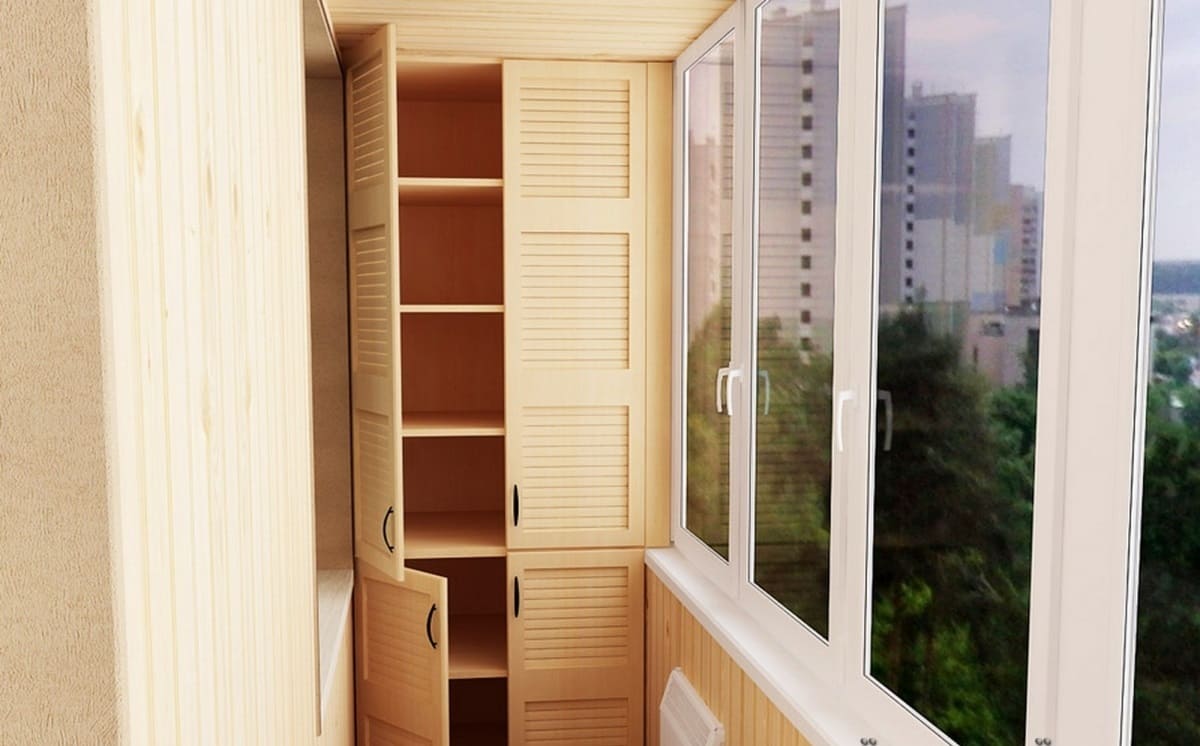 Установленный балконный шкаф